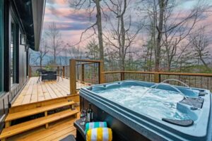 NEW & private 6 person hot tub