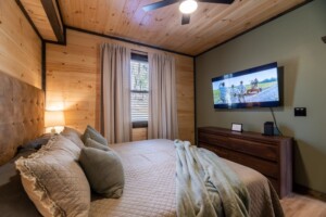 King Bed/50 Smart TV