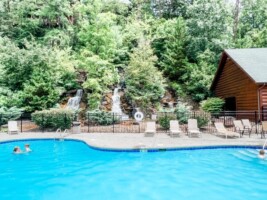 Bear Waves Smoky Mountain Pool Cabin