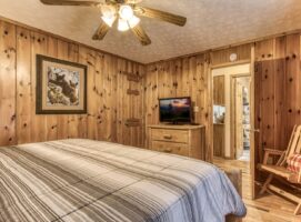 2Bds2Ba sleep 6 cozy cabin w hot tub & pool access