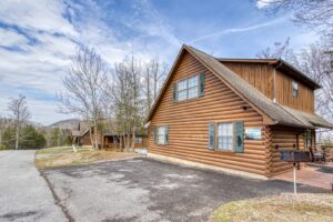 2Bds2Ba sleep 6 cozy cabin w hot tub & pool access