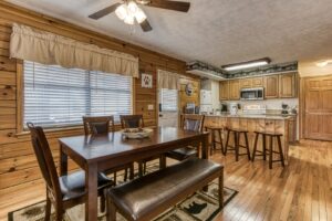 2Bds2Ba sleep 6 cozy cabin w hot tub & pool access