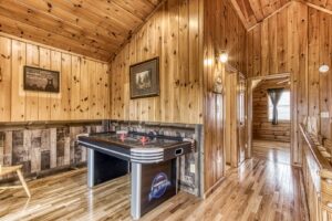 2Bds2Ba sleep 6 cozy cabin w hot tub & pool access