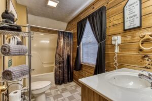 2Bds2Ba sleep 6 cozy cabin w hot tub & pool access