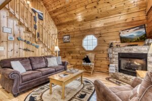 2Bds2Ba sleep 6 cozy cabin w hot tub & pool access