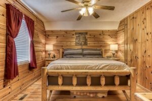 2Bds2Ba sleep 6 cozy cabin w hot tub & pool access