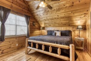 2Bds2Ba sleep 6 cozy cabin w hot tub & pool access