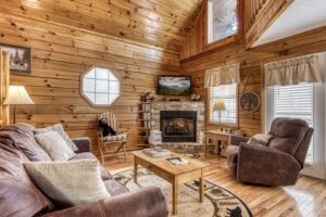 2Bds2Ba sleep 6 cozy cabin w hot tub & pool access