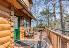 2Bds2Ba sleep 6 cozy cabin w hot tub & pool access