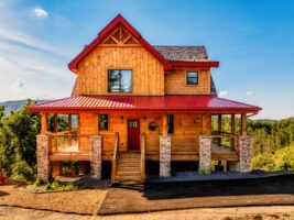Front view of Bear Mountain Vista cabin, with a driveway to the front steps.
